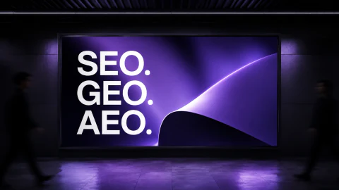 Leuchtfläche mit den Begriffen SEO, GEO und AEO
