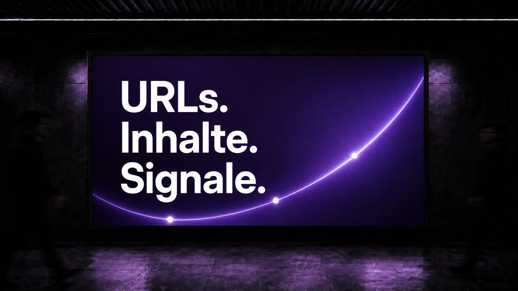 Violett beleuchtete Präsentationsfläche mit dem Titel Website-Relaunch ohne Rankingverlust