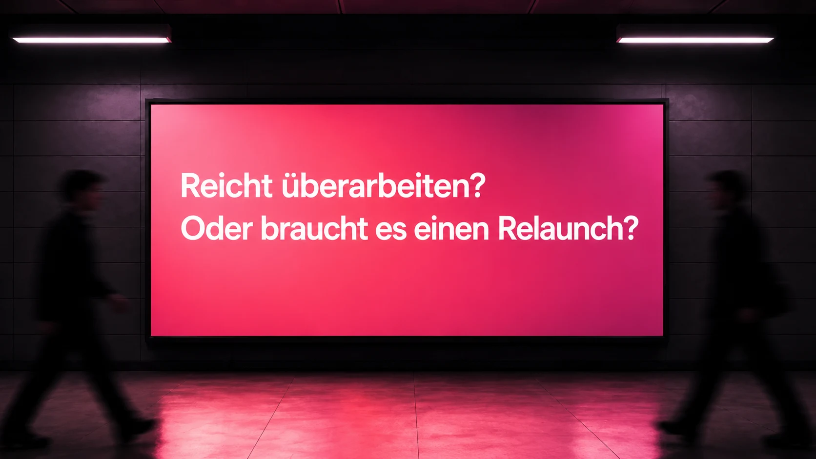 Pink beleuchtete Präsentationsfläche mit der Frage, ob Überarbeiten reicht oder ein Relaunch nötig ist