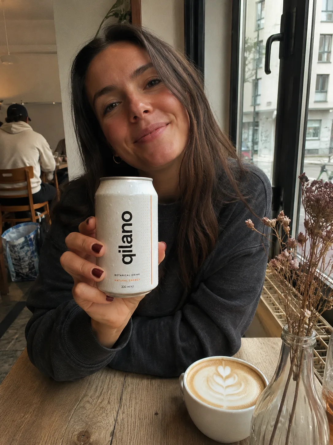 Lifestyle-Visual mit Produktdose in einem Café
