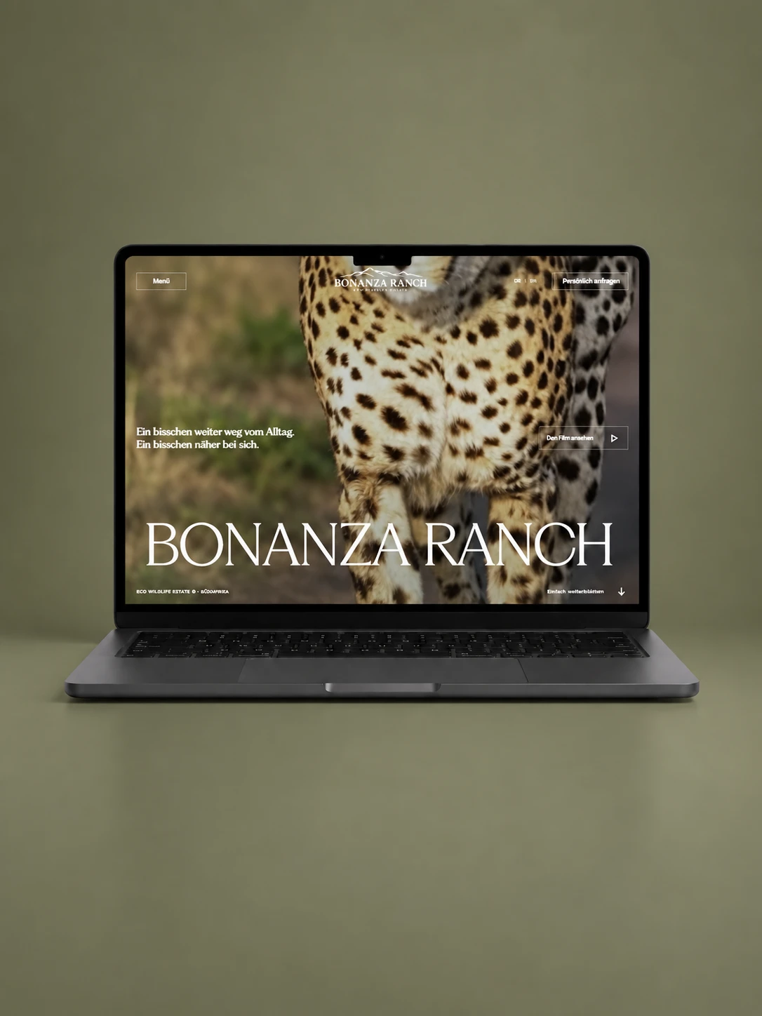 Bonanza Ranch Website auf einem Gerät vor einem zur Ranch passenden Hintergrund