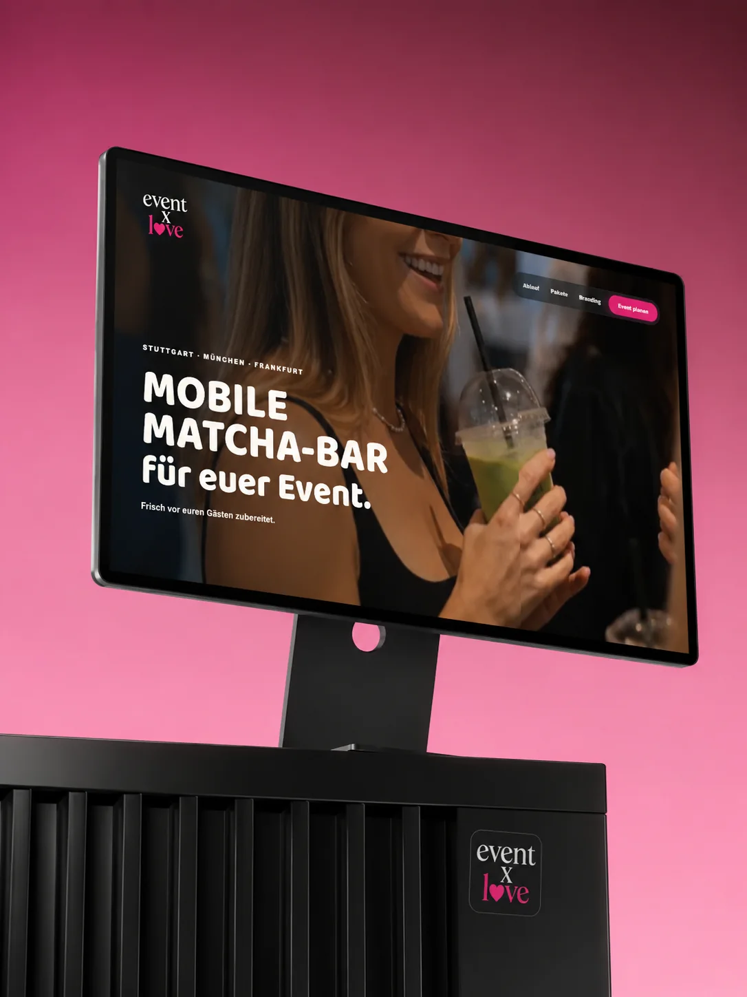 Event X Love Website mit mobiler Matcha-Bar auf einem Monitor