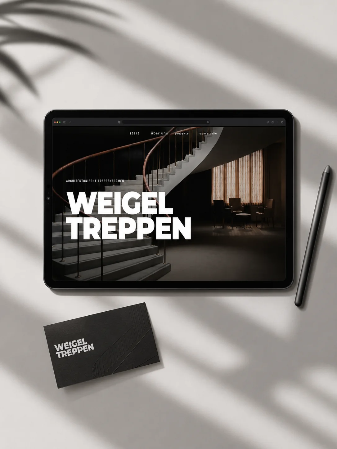 Weigel Treppen Website auf einem Tablet neben Visitenkarte und Eingabestift